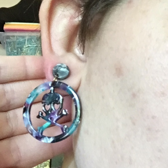 Pirate Skull and Crossbones Acrylic Resin Earrings - Picture 4 of 6